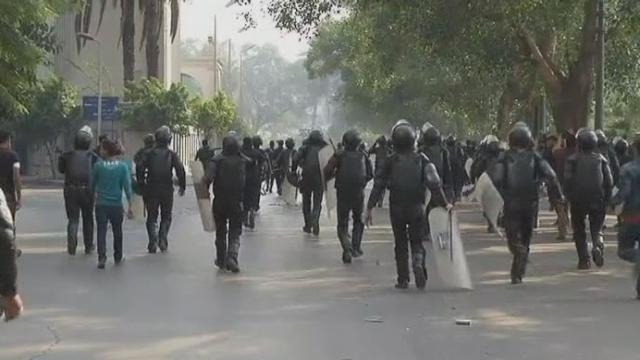 Heurts au Caire entre pro et anti-Morsi et la police