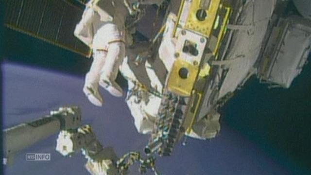 Les astronautes réparent l'ISS dans l'espace