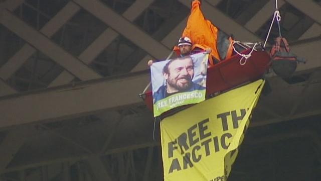 Un militant de Greenpeace suspendu à la Tour Eiffel