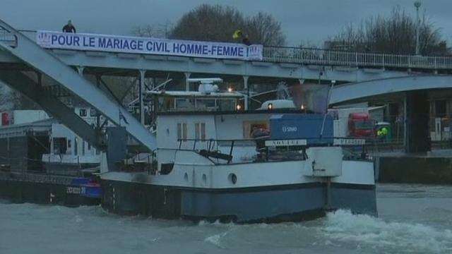 Opposants au mariage gay en bateau-mouche