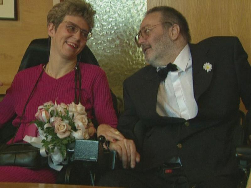 Couple de personnes handicapées en 1996. [RTS]