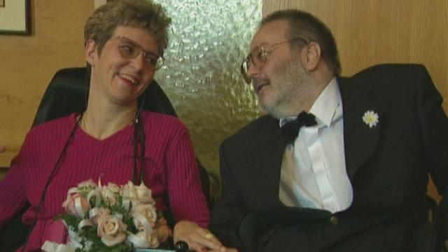 Couple de personnes handicapées en 1996. [RTS]