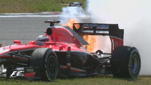 23e + 24e tours: malchance pour les Maroussia. La voiture de Jules Bianchi prend feu. Le pilote l'abandonne et oublie de mettre le frein à main!!