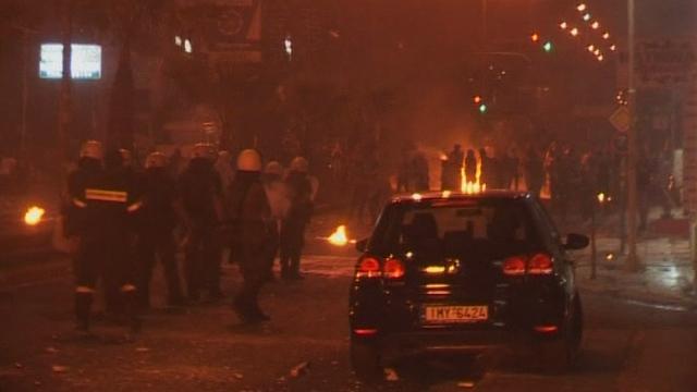 Violents affrontements nocturnes en Grèce