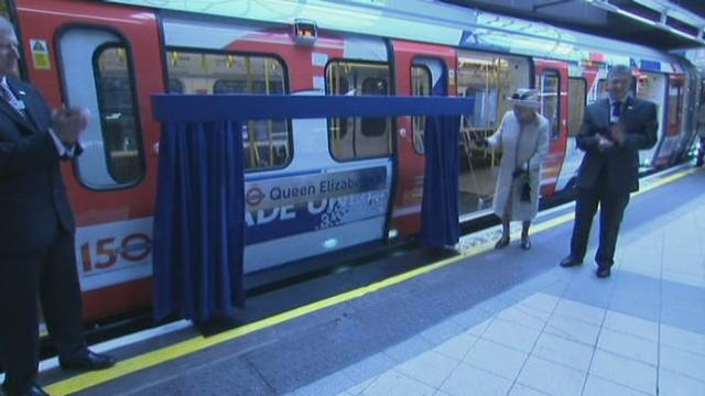 La reine Elisabeth II dans le métro à Londres