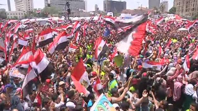 Des milliers d'Egyptiens pro et anti-Morsi manifestent
