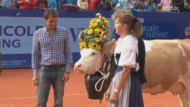 Roger Federer est honoré et reçoit une vache en cadeau