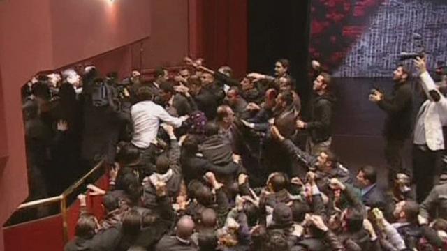 Bachar al-Assad devant une foule en délire