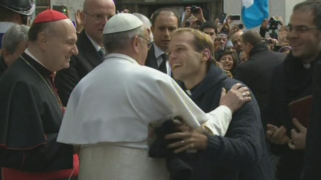 François salue la foule en toute décontraction