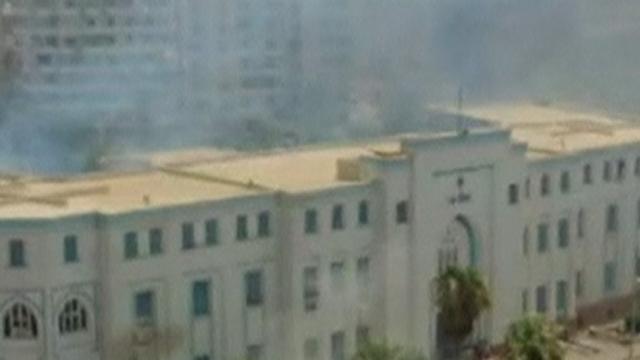 Bâtiments incendiés à Suez en Egypte