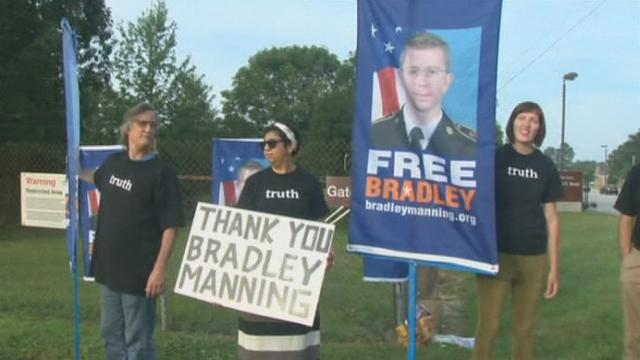 Sympathisants de Bradley Manning devant le tribunal