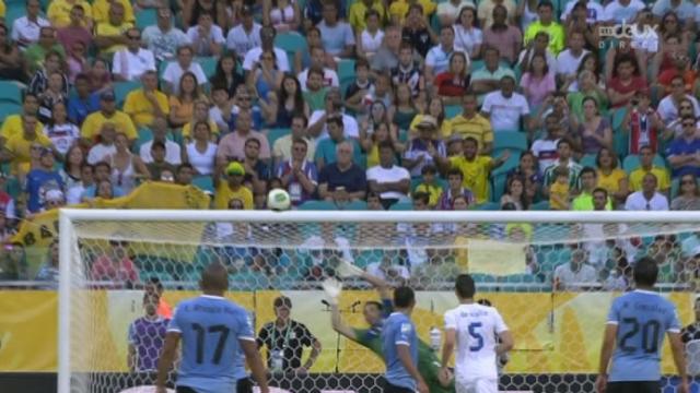 Petite finale, Uruguay - Italie (2-2): doublé pour Cavani qui égalise grâce à un très beau coup franc sous la barre