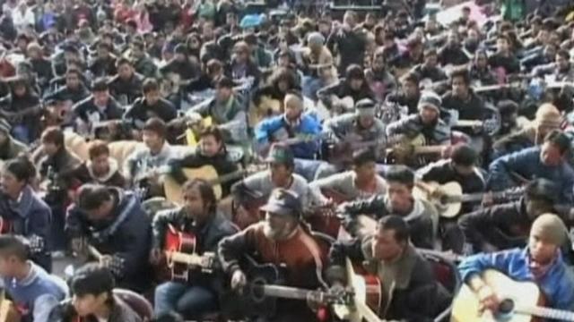 500 guitaristes jouent "Imagine" en hommage à l'étudiante violée