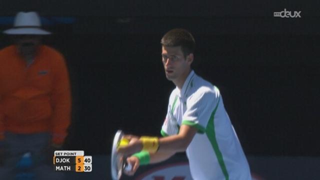 1er tour: Novak Djokovic (SRB/1) - Paul-Henri Mathieu (FRA). 1re manche: 6-2 sans coup férir pour le no 1 mondial