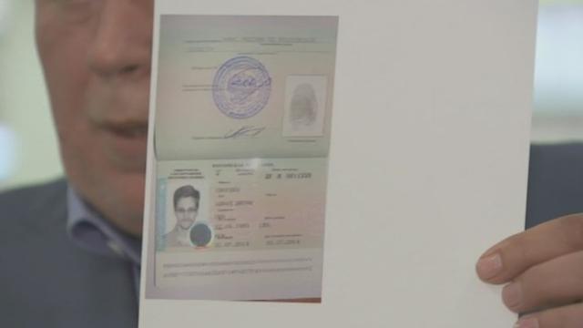 Le passeport provisoire d'Edward Snowden présenté