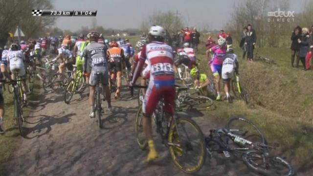 Parix-Roubaix: Enorme chute dans le peloton sème la pagaille
