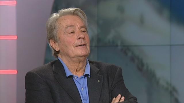 L'acteur français Alain Delon sur le plateau du Journal de 19h30 jeudi.