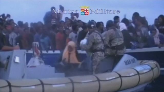 Des centaines d'immigrés débarquent en Sicile