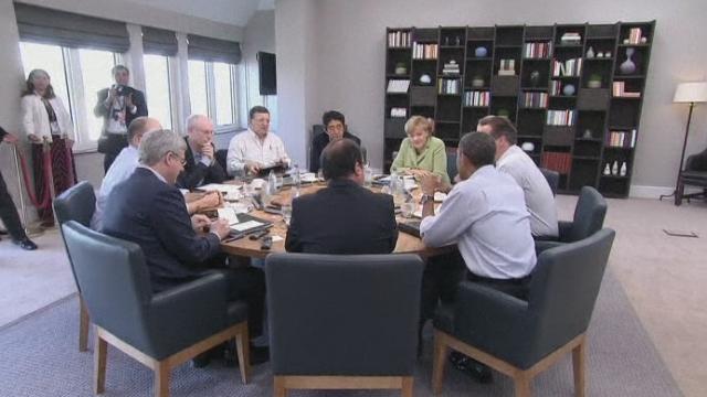 Ballet de la presse autour de la table ronde du G8