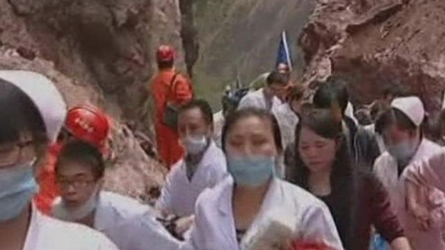 Les secours s'activent après le séisme en Chine