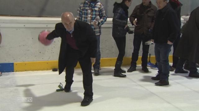 Partie de pétanque sur glace avec Ueli Maurer