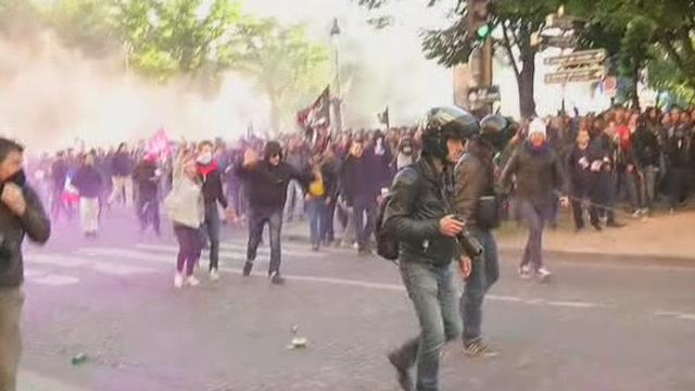 Journalistes et policiers pris pour cible à Paris