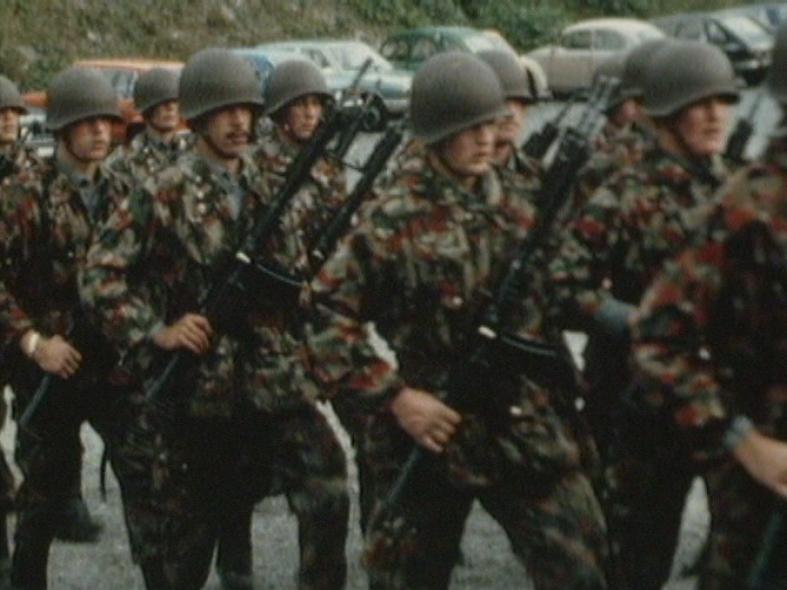 Soldats et recrues à l'exercice en 1988. [RTS]