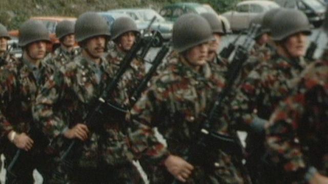 Soldats et recrues à l'exercice en 1988. [RTS]