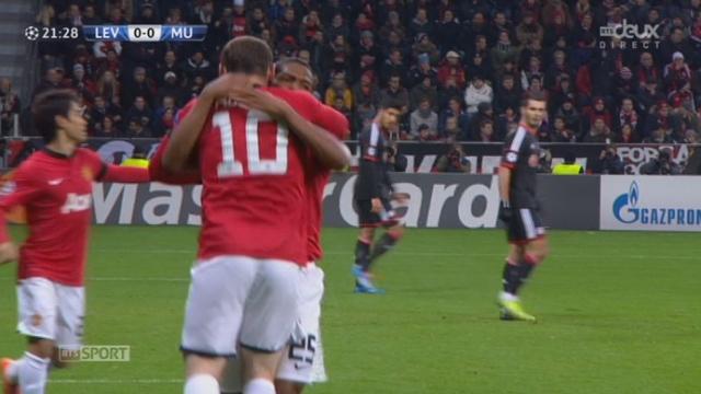 Bayer Leverkusen - Manchester Utd (0-1): superbe passe de Rooney pour Valencia qui ouvre le score d'un joli tacle glissé