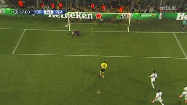 1-2-finale (aller). Borussia Dortmund - Real Madrid (4-1). 66e minute: faute de Sergio Ramossur Reus. Penalty. Robert Lewandowski, c'est hostorique, inscrit son 4e but
