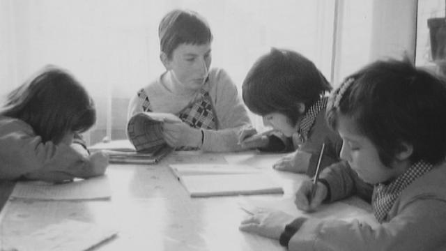 Une aide familiale s'occupant d'enfants en 1971. [RTS]