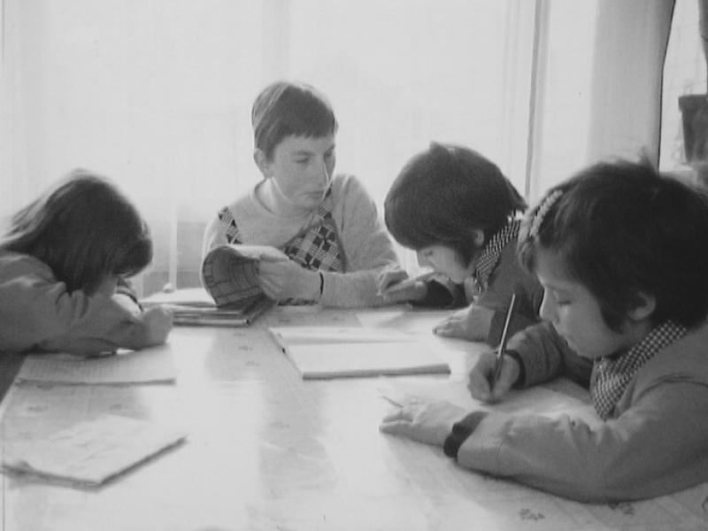 Une aide familiale s'occupant d'enfants en 1971. [RTS]