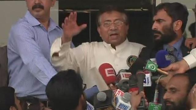 La foule accueille Musharraf au Pakistan