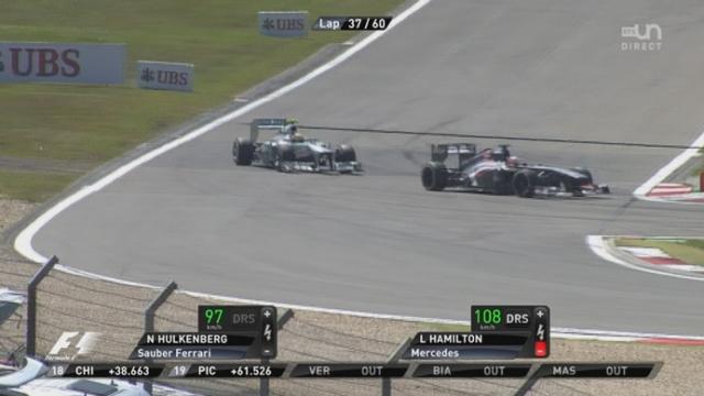 37e tour: Nico Hülkenberg (Sauber-6e) tente de résister à Lewis Hamilton (7e)