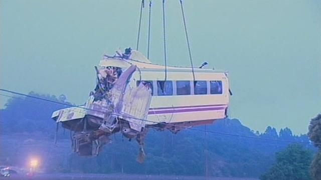 Retrait des wagons du train accidenté en Espagne