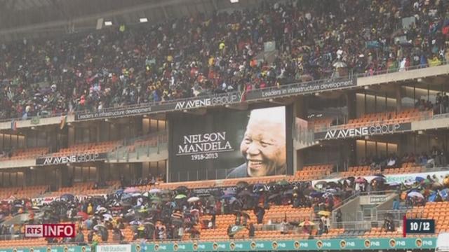 Hommage à Mandela: tout au long de la cérémonie, la foule sud-africaine s'est abondamment exprimée