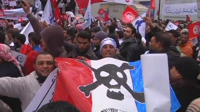 Des dizaines de milliers de manifestants pro-islamistes défilent à Tunis