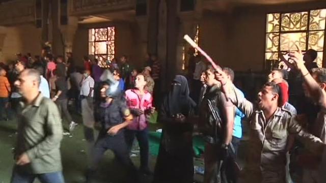 Assaut sur la mosquée assiégée du Caire