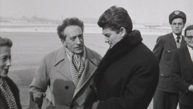 Jean Cocteau (à gauche) avec Jean Marais à Cointrin en 1954. [RTS]