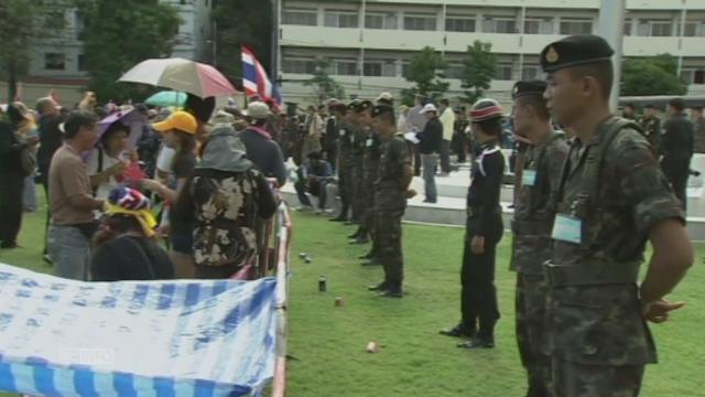 Les Thaïlandais manifestent devant le siège de l'armée