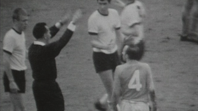 Gottfried Dienst arbitre la finale de Coupe du Monde de 1966. [RTS]
