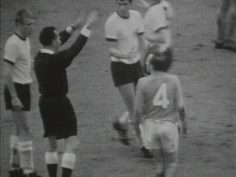 Gottfried Dienst arbitre la finale de Coupe du Monde de 1966. [RTS]