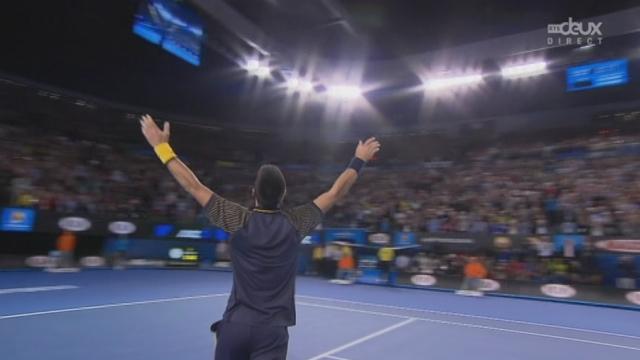 Melbourne. Finale messieurs. Novak Djokovic (SRB/1) sert pour le gain du tournoi à 6-7 7-6 6-3 5-2