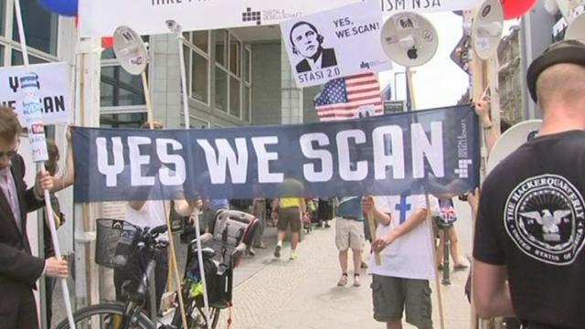 Des manifestants attendent Barack Obama à Berlin