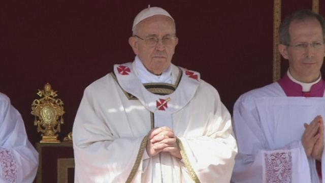 Le pape François reçoit ses emblêmes