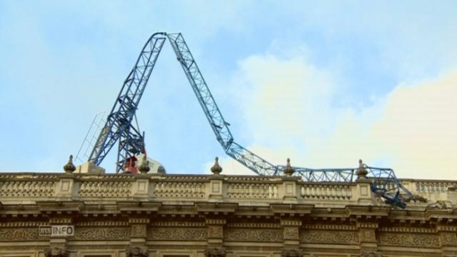 Une grue est tombée sur le palais de Whitehall à Londres