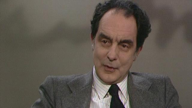 L'écrivain italien Italo Calvino sur le plateau de Noir sur blanc en 1981. [RTS]