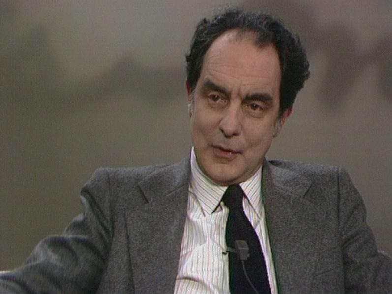 L'écrivain italien Italo Calvino sur le plateau de Noir sur blanc en 1981. [RTS]