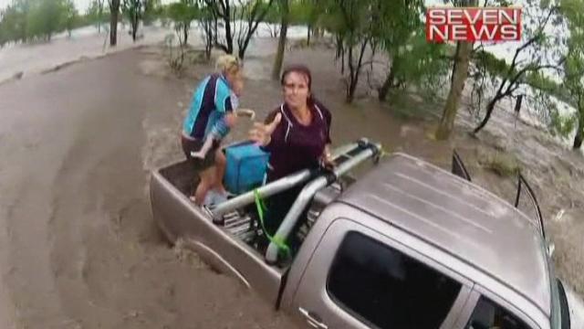 Sauvetage d'un enfant suite à des inondations en Australie