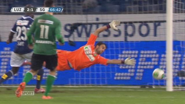 (15e j). FC Lucerne - FC St-Gall (2-1). La réaction lucernoise est imminente: après un coup franc, Stéphane Besle trompe son propre gardien